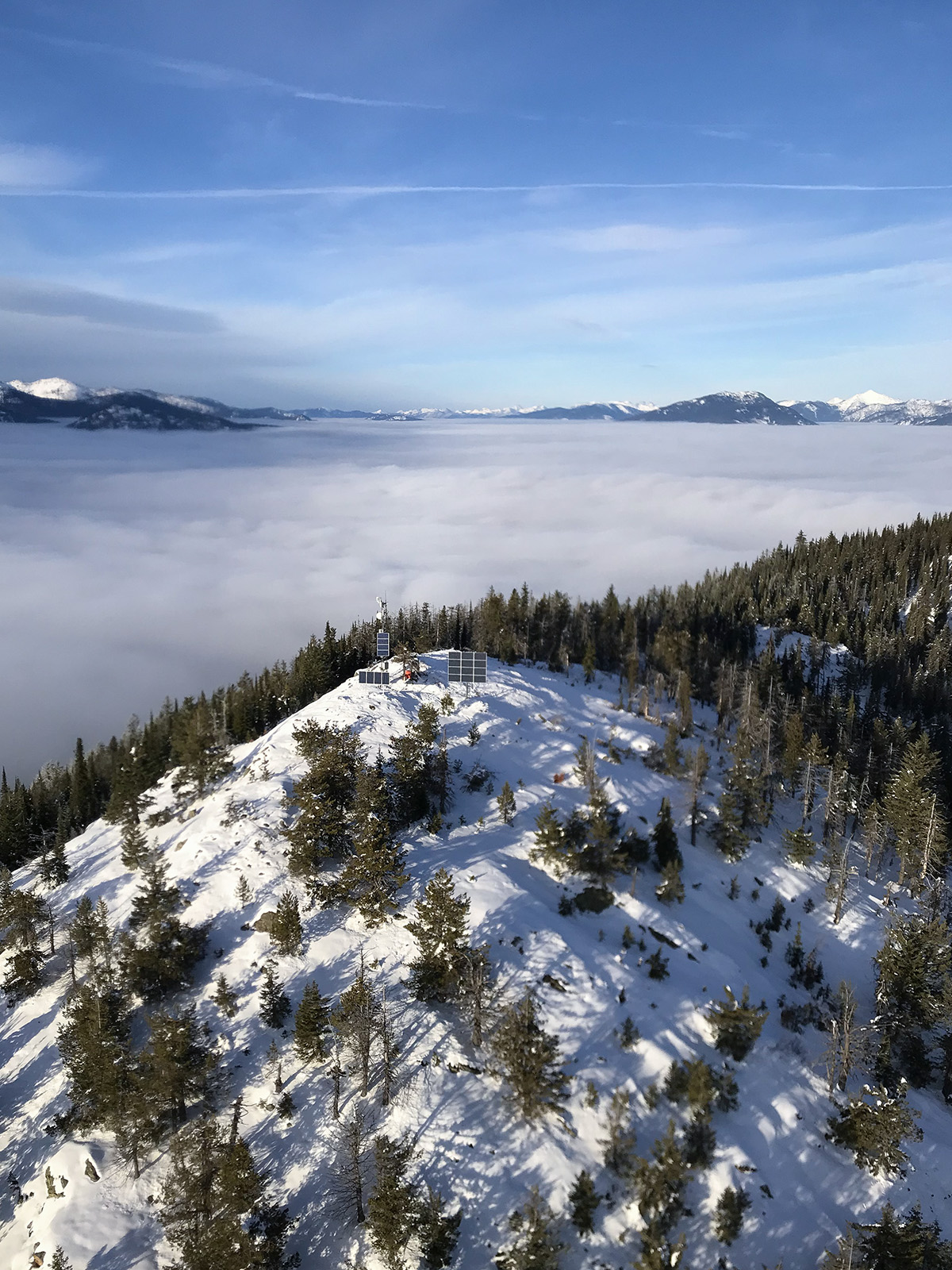 columbia wireless – mountain top solar pole mount on top of mountain above cloud line